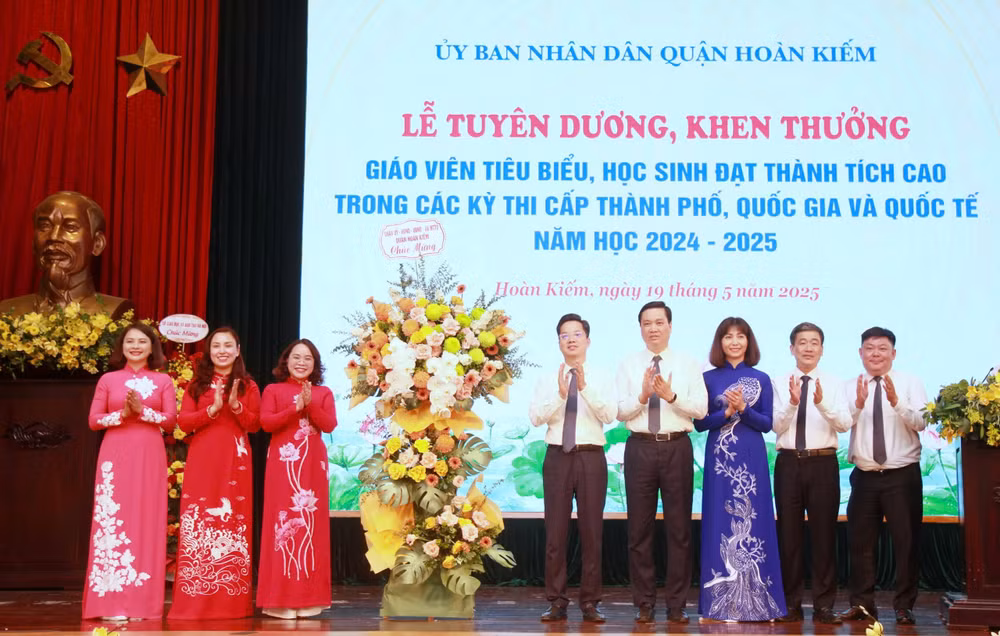 UBND Quận Hoàn Kiếm chúc mừng thành tích của thầy và trò các nhà trường trên địa bàn quận.