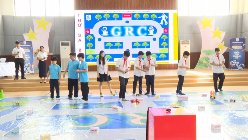 Sân chơi thi lắp ráp và lập trình Robotics của trường THCS Giảng Võ Sân chơi thi lắp ráp và lập trình Robotics của trường THCS Giảng Võ