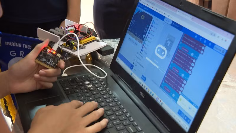 Thi lập trình Robotics thu hút đông đảo học sinh tham gia. Thi lập trình Robotics thu hút đông đảo học sinh tham gia.