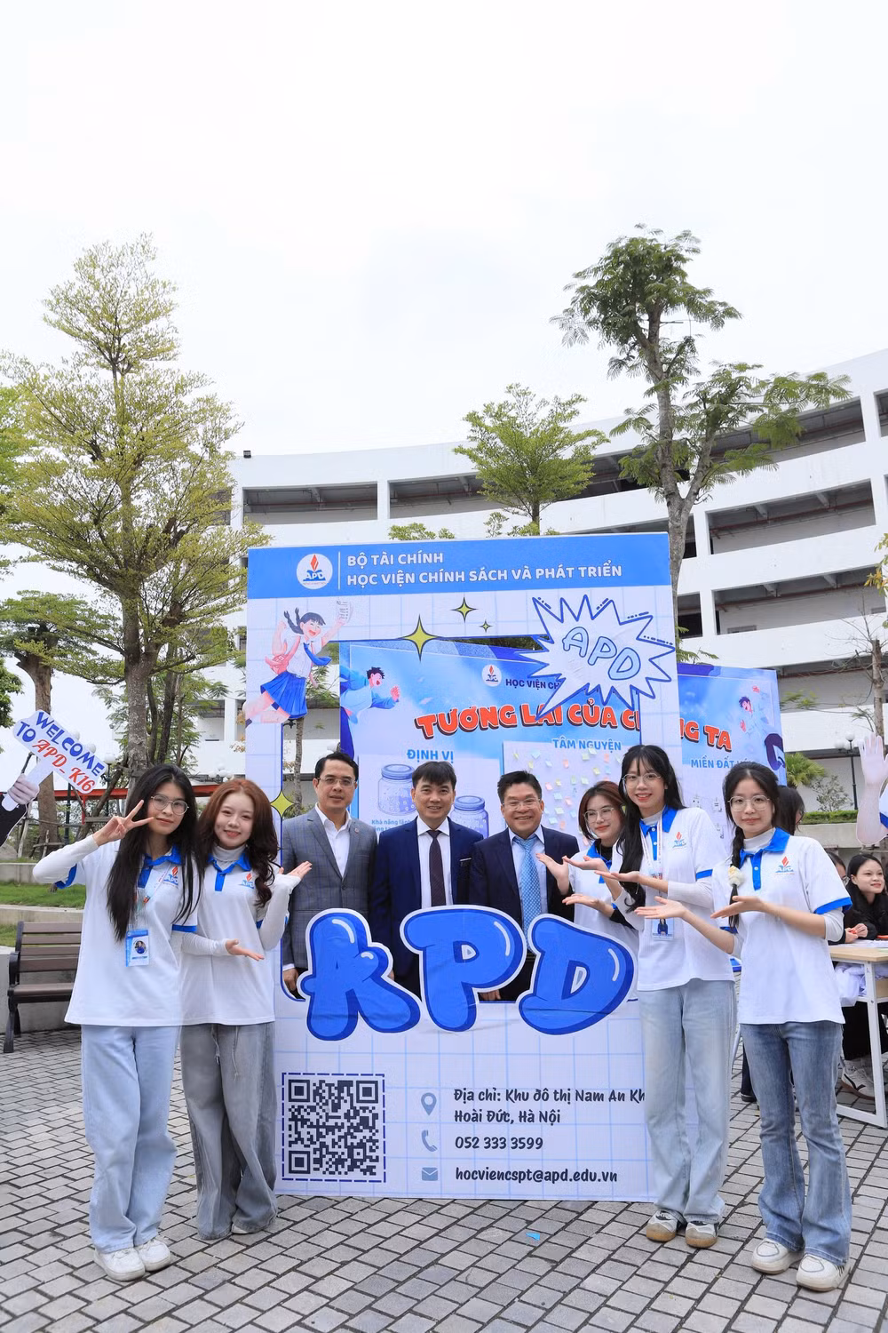 Các sinh viên năm nhất và năm hai đảm nhận vai trò hướng dẫn cho các học sinh trong hoạt động "APD Tour".