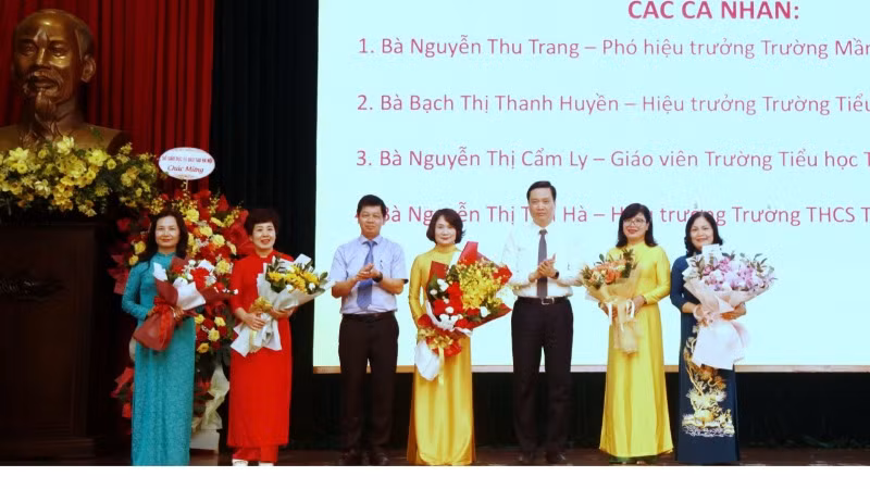 Các nhà giáo tiêu biểu được vinh danh tại buổi lễ.