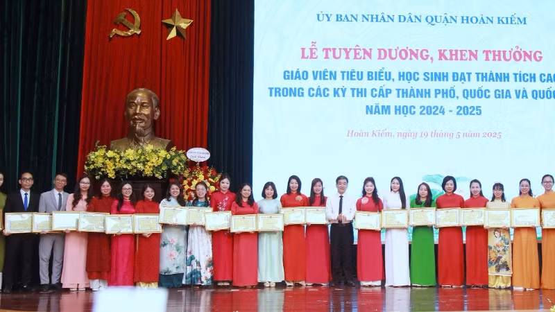 UBND Quận Hoàn Kiếm tặng giấy khen các nhà giáo đạt thành tích xuất sắc trong năm học 2024-2025.