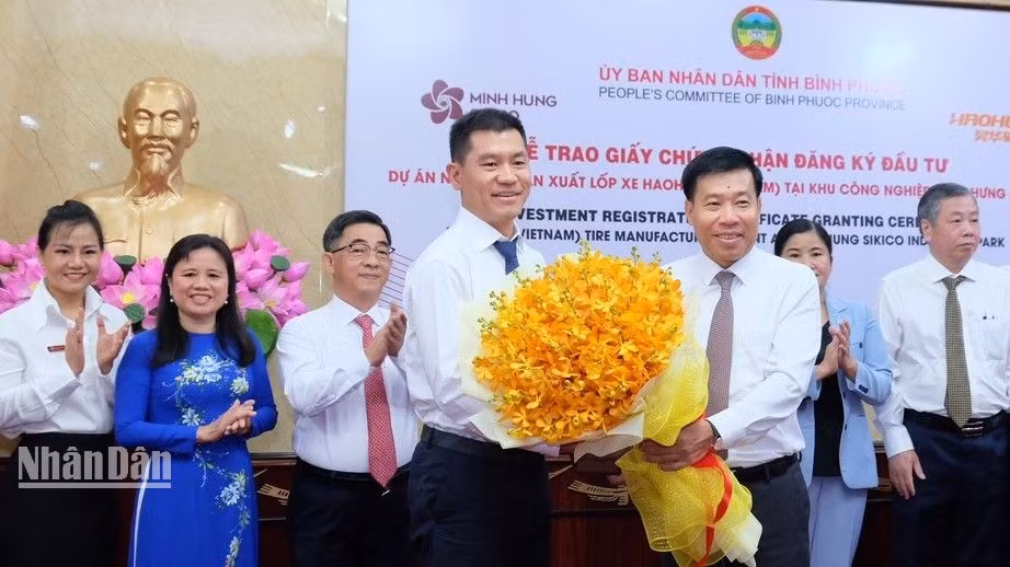 Bí thư Tỉnh ủy Bình Phước Nguyễn Mạnh Cường tặng hoa chúc mừng nhà đầu tư.