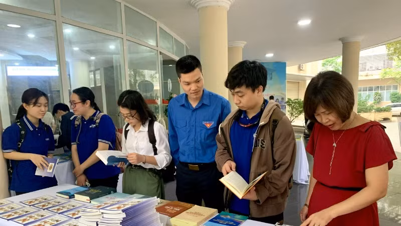 Triển lãm sách là nơi quy tụ hàng trăm đầu sách, tạp chí chuyên ngành khoa học. (Ảnh: BÍCH LIÊN)
