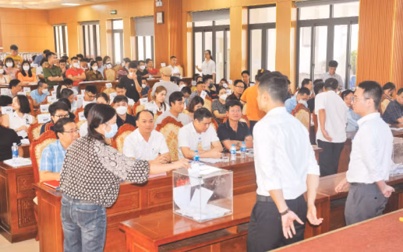Một phiên đấu giá đất tại huyện Đông Anh. (Ảnh MẠNH KHÁNH)