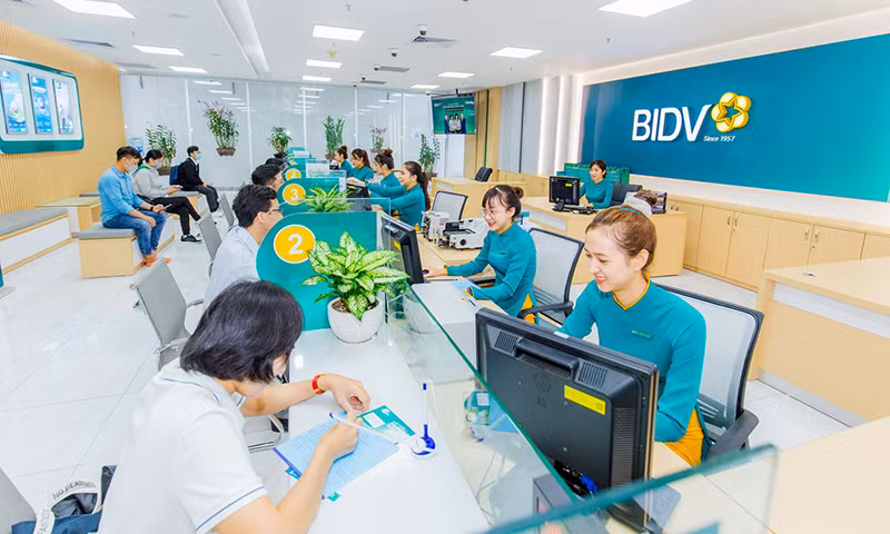 Giao dịch khách hàng tại chi nhánh Ngân hàng BIDV.