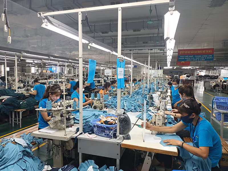 Sản xuất hàng may mặc tại Tổng công ty cổ phần Dệt may Hà Nội. (Ảnh HOÀNG ANH) Sản xuất hàng may mặc tại Tổng công ty cổ phần Dệt may Hà Nội. (Ảnh HOÀNG ANH)