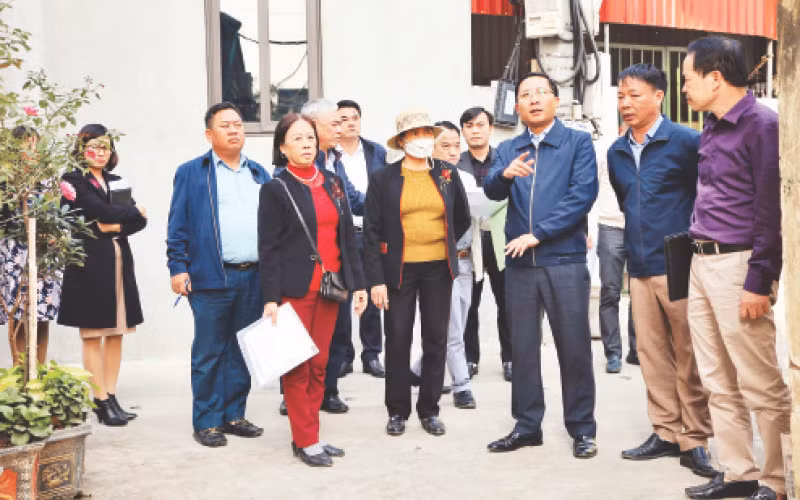 Đoàn công tác Huyện ủy Mê Linh kiểm tra hiện trạng các dự án đề xuất đưa vào kế hoạch vốn đầu tư công năm 2023 tại các xã, thị trấn trên địa bàn. (Ảnh Phạm Thùy)