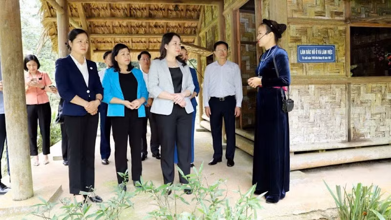 An toàn khu Chợ Đồn đón nhiều lãnh đạo Đảng, Nhà nước tới thăm. (Trong ảnh: Phó Chủ tịch Nước Võ Thị Ánh Xuân thăm An toàn khu Chợ Đồn). (Ảnh: TUẤN SƠN) An toàn khu Chợ Đồn đón nhiều lãnh đạo Đảng, Nhà nước tới thăm. (Trong ảnh: Phó Chủ tịch Nước Võ Thị Ánh Xuân thăm An toàn khu Chợ Đồn). (Ảnh: TUẤN SƠN)