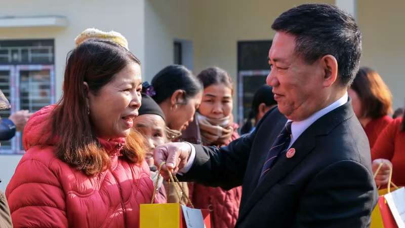 Phó Thủ tướng Chính phủ Hồ Đức Phớc trao quà Tết tặng các hộ dân. (Ảnh: TUẤN SƠN)