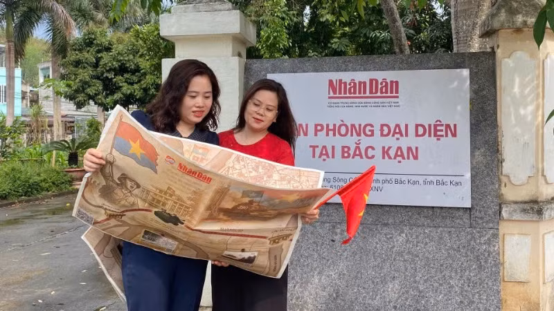 Checkin với phụ san đặc biệt trước cổng Văn phòng đại diện Báo Nhân Dân tại Bắc Kạn. (Ảnh: HOÀNG XUÂN, Sở Y tế Bắc Kạn)