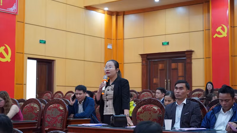 Hợp tác xã Nhung Lũy (Ba Bể) nêu kiến nghị tại diễn đàn. (Ảnh: TUẤN SƠN) Hợp tác xã Nhung Lũy (Ba Bể) nêu kiến nghị tại diễn đàn. (Ảnh: TUẤN SƠN)
