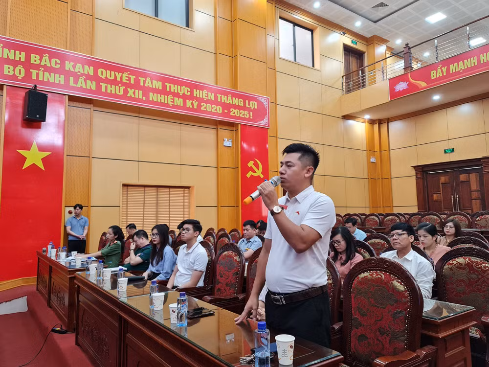 Doanh nghiệp phát biểu nêu kiến nghị, đề xuất tại hội nghị. Doanh nghiệp phát biểu nêu kiến nghị, đề xuất tại hội nghị.