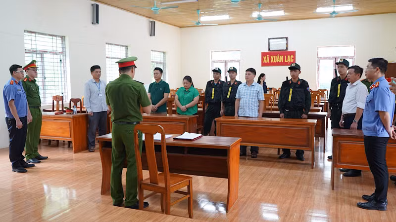 Cơ quan cảnh sát điều tra tống đạt các quyết định. (Ảnh: Công an Bắc Kạn)