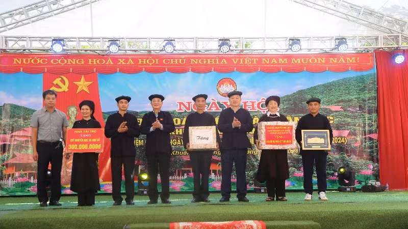 Phó Chủ tịch Quốc hội Nguyễn Đức Hải và lãnh đạo tỉnh Bắc Kạn tặng quà cho nhân dân thôn Khuân Bang. (Ảnh: TUẤN SƠN)