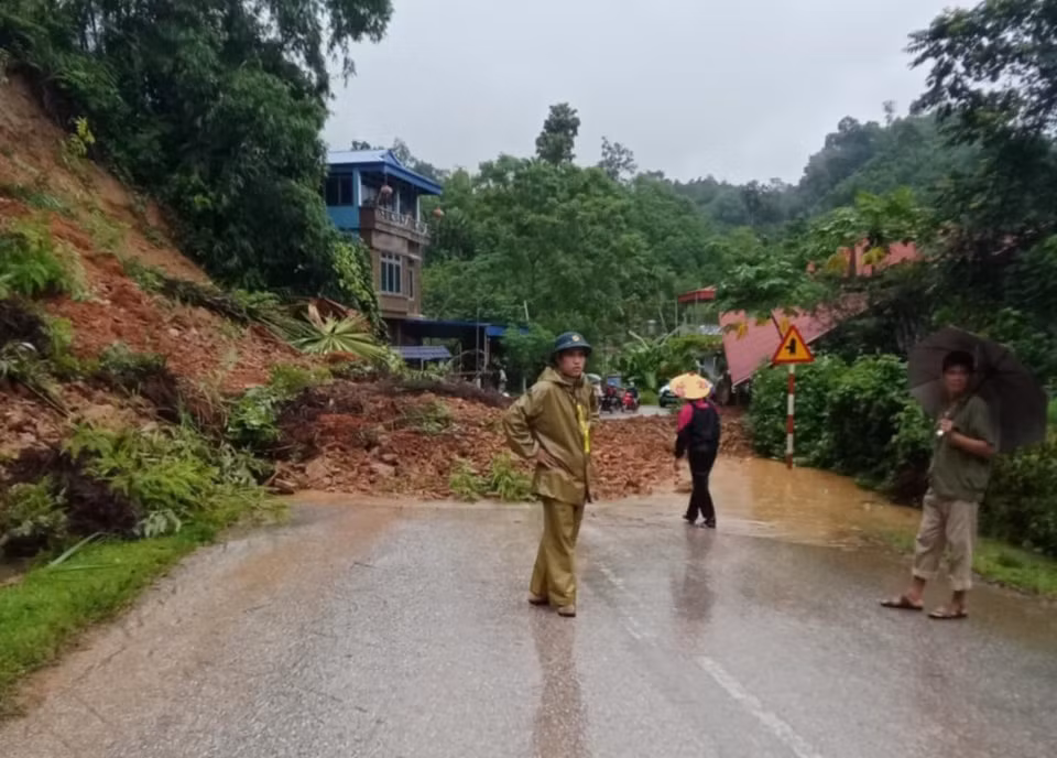 Đến sáng 1/8, trên các tuyến giao thông ở Bắc Kạn đã có 44 điểm sạt lở gây ách tắc giao thông cục bộ. (Trong ảnh: Một điểm sạt lở trên Quốc lộ 3B, đoạn qua xã Đồng Thắng, huyện Chợ Đồn). (Ảnh: TUẤN SƠN) Đến sáng 1/8, trên các tuyến giao thông ở Bắc Kạn đã có 44 điểm sạt lở gây ách tắc giao thông cục bộ. (Trong ảnh: Một điểm sạt lở trên Quốc lộ 3B, đoạn qua xã Đồng Thắng, huyện Chợ Đồn). (Ảnh: TUẤN SƠN)