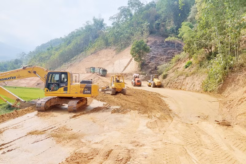 Bắc Kạn cũng sử dụng nhiều đất san lấp trong quá trình thi công các dự án. (Trong ảnh: Thi công đường thành phố Bắc Kạn đi hồ Ba Bể). (Ảnh: HƯƠNG LAN)