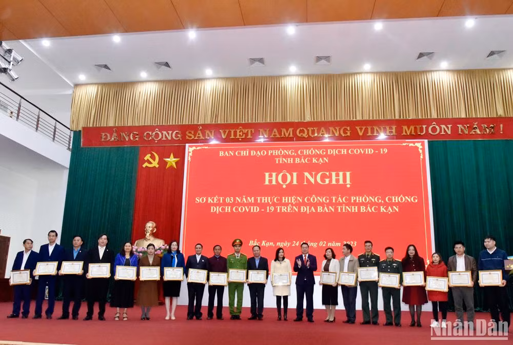 Trao Bằng khen cho các tập thể có thành tích xuất sắc. Trao Bằng khen cho các tập thể có thành tích xuất sắc.