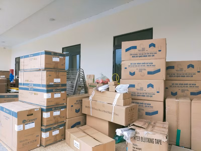 Thiết bị trường học chất đống tại Phòng Giáo dục huyện Ngân Sơn vào thời điểm tháng 5/2024. (Ảnh: TUẤN SƠN)