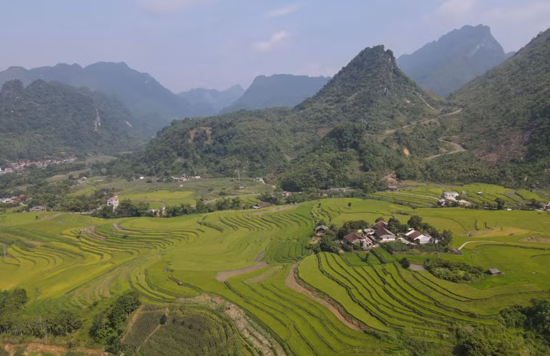 Vùng lân cận hồ Ba Bể cũng có nhiều cảnh sắc đẹp. (Ảnh: HOÀNG HẢI)