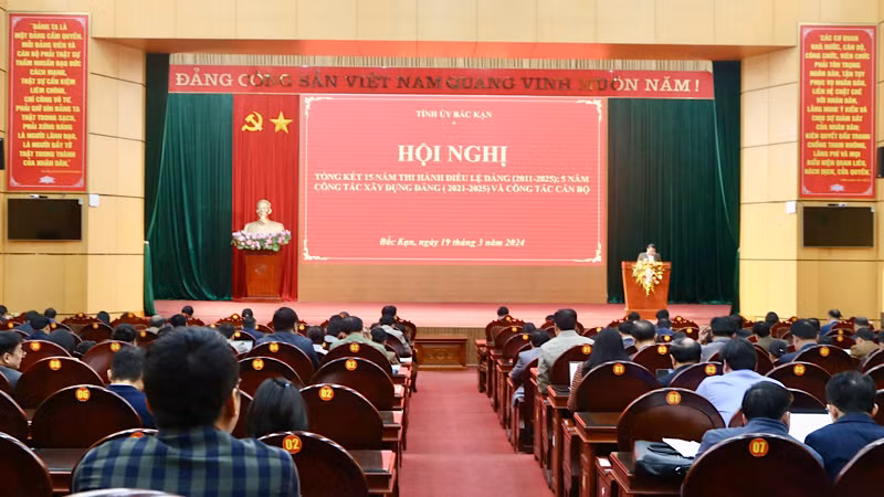 Hội nghị có sự tham gia của lãnh đạo chủ chốt toàn tỉnh Bắc Kạn. (Ảnh: TUẤN SƠN)