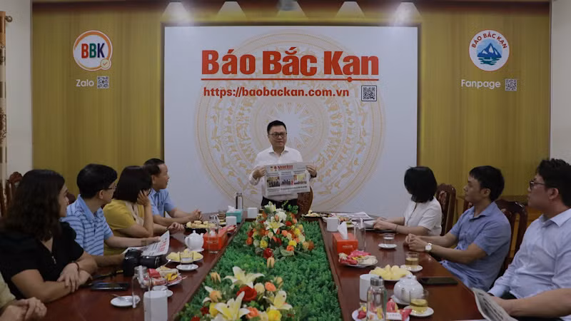 Đồng chí Lê Quốc Minh nói chuyện với lãnh đạo, phóng viên Báo Bắc Kạn. (Ảnh: HỒNG TUYẾN).