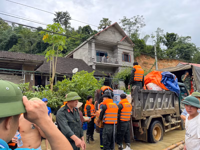 Chớm khu vực ngập lụt, hàng hóa phải bốc xuống để vận chuyển bằng thuyền. Chớm khu vực ngập lụt, hàng hóa phải bốc xuống để vận chuyển bằng thuyền.