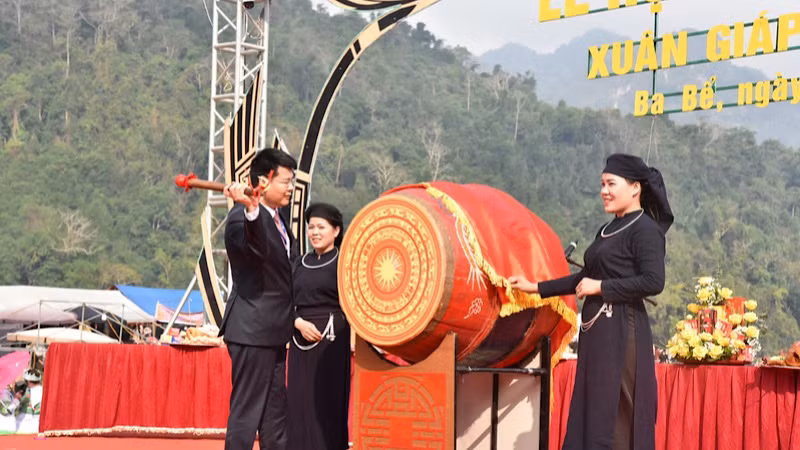 Bí thư Huyện ủy Ba Bể Dương Ngọc Thuyết đánh trống khai hội. Ảnh: HỒNG TUYẾN