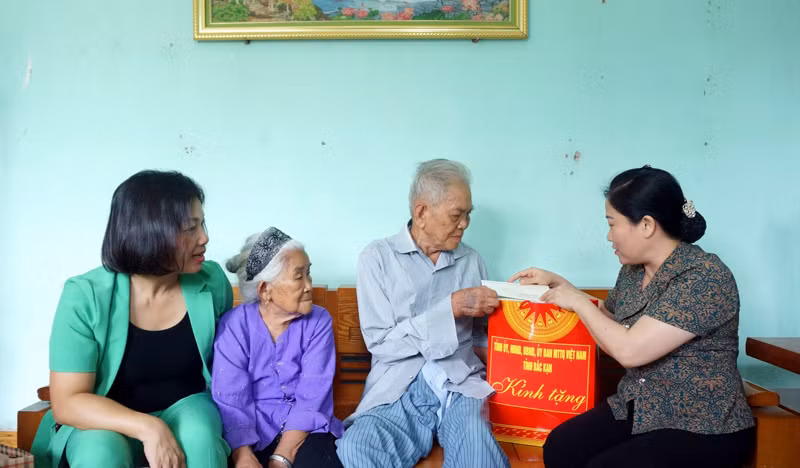 Lãnh đạo tỉnh Bắc Kạn thăm, tặng quà chiến sĩ Điện Biên tại huyện Bạch Thông. (Ảnh: HOÀNG VŨ)