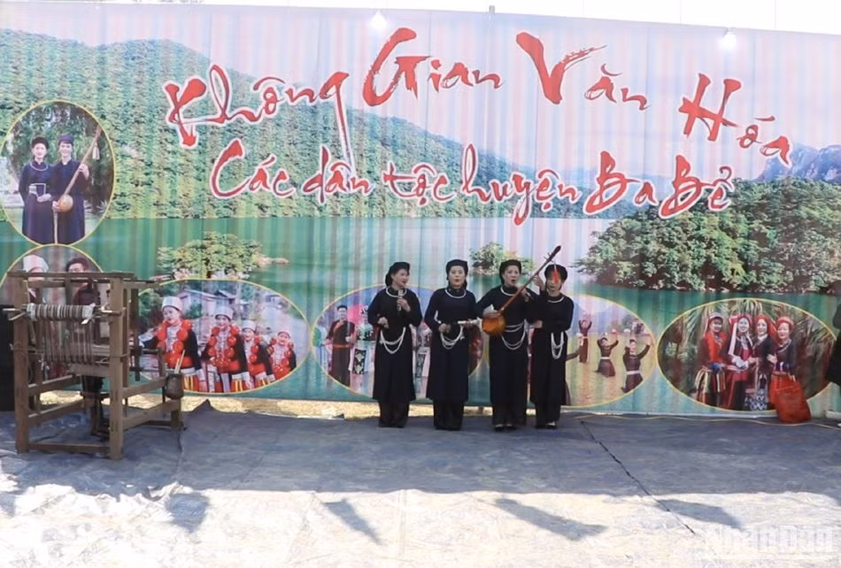Trình diễn hát Then, đàn Tính trong chương trình Không gian văn hóa các dân tộc Ba Bể.