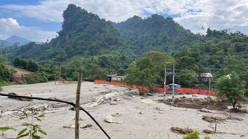 Bùn thải quặng đuôi chảy tràn xuống khu vực nhà dân ở xã Bản Thi. (Ảnh: TUẤN SƠN) Bùn thải quặng đuôi chảy tràn xuống khu vực nhà dân ở xã Bản Thi. (Ảnh: TUẤN SƠN)