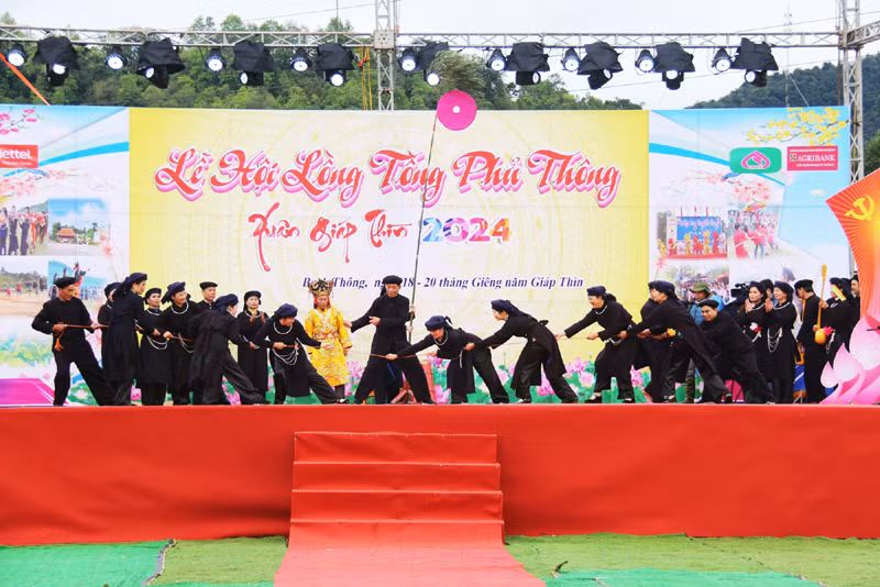 Tái hiện hoạt cảnh lễ hội tại lễ hội lồng tồng Phủ Thông năm 2024. (Ảnh: LÊ TRANG)