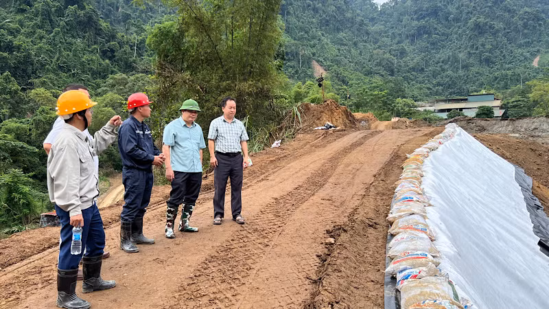 Sở Công thương Bắc Kạn kiểm tra việc khắc phục sự cố vỡ đập. (Ảnh: TUẤN SƠN) Sở Công thương Bắc Kạn kiểm tra việc khắc phục sự cố vỡ đập. (Ảnh: TUẤN SƠN)