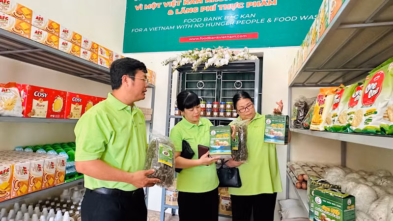 Kiểm tra các mặt hàng thực phẩm tại Ngân hàng thực phẩm Bắc Kạn trước khi chuyển đi cứu trợ. (Ảnh: QUANG QUÝ)