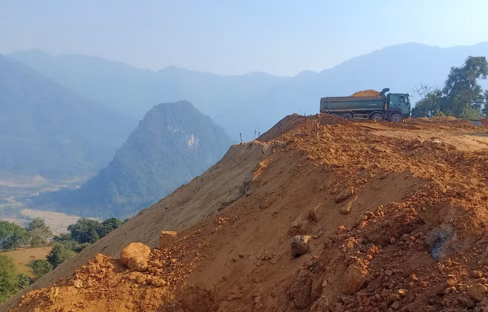 Đổ đất, đá thải sau thi công tại dự án đường thành phố Bắc Kạn đi hồ Ba Bể. (Ảnh: NT) Đổ đất, đá thải sau thi công tại dự án đường thành phố Bắc Kạn đi hồ Ba Bể. (Ảnh: NT)