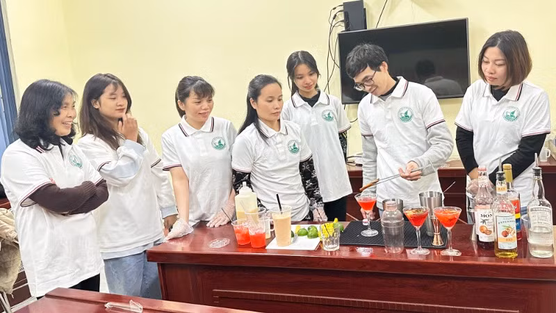 Dạy nghề pha chế đồ uống tại thành phố Bắc Kạn. (Ảnh: THU TRANG) Dạy nghề pha chế đồ uống tại thành phố Bắc Kạn. (Ảnh: THU TRANG)
