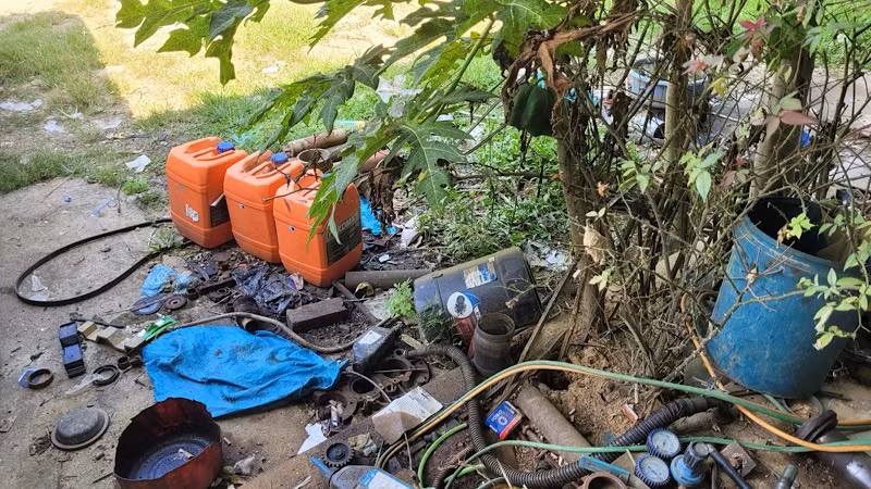 Chất thải nguy hại để bừa bãi tại mỏ Nà Khon-Nà Diệc. Ảnh: NGUYỄN HOÀNG