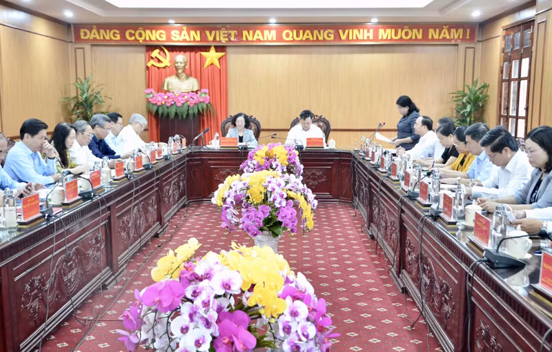 Lãnh đạo tỉnh Bắc Kạn báo cáo với đồng chí Trương Thị Mai và đoàn công tác. (Ảnh: TUẤN SƠN)
