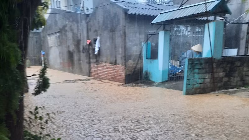 Một khu vực ở thành phố Bắc Kạn ngập úng cục bộ trong sáng 28/7. Một khu vực ở thành phố Bắc Kạn ngập úng cục bộ trong sáng 28/7.