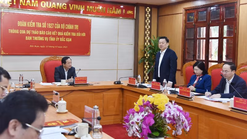 Lãnh đạo tỉnh báo cáo tại buổi làm việc. (Ảnh: TUẤN SƠN) Lãnh đạo tỉnh báo cáo tại buổi làm việc. (Ảnh: TUẤN SƠN)
