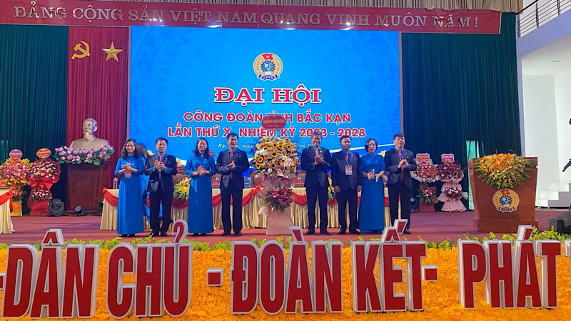 Lãnh đạo Tổng Liên đoàn lao động Việt Nam tặng hoa chúc mừng đại hội. (Ảnh: TUẤN SƠN)