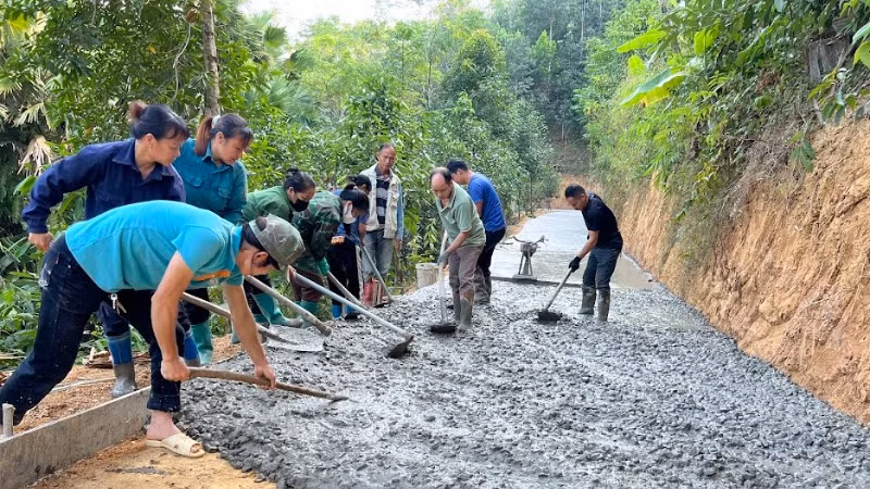 Được hỗ trợ nguyên vật liệu, người dân xã Nông Thượng, thành phố Bắc Kạn góp sức đổ bê-tông đường thôn. (Ảnh: TUẤN SƠN)