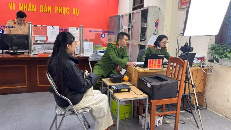 Công an thành phố Bắc Kạn thực hiện thủ tục cấp căn cước công dân. (Ảnh: THÙY DƯƠNG)