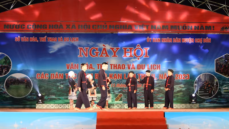 Trình diễn các tiết mục văn nghệ dân gian tại chương trình. (Ảnh: CÔNG LUẬN).