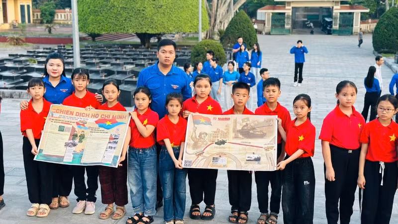 Học sinh thị trấn Phủ Thông mang theo phụ san đặc biệt tới dâng hương tại Nghĩa trang liệt sĩ tỉnh Bắc Kạn nhân kỷ niệm 50 năm Giải phóng miền nam, thống nhất đất nước. (Ảnh: TIẾN TRÌNH) Học sinh thị trấn Phủ Thông mang theo phụ san đặc biệt tới dâng hương tại Nghĩa trang liệt sĩ tỉnh Bắc Kạn nhân kỷ niệm 50 năm Giải phóng miền nam, thống nhất đất nước. (Ảnh: TIẾN TRÌNH)