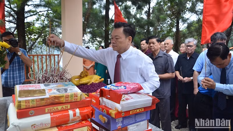 Các đại biểu dâng hương tại di tích lịch sử Khau Pàn, nơi đồng chí Phùng Chí Kiên hy sinh vào năm 1941. Các đại biểu dâng hương tại di tích lịch sử Khau Pàn, nơi đồng chí Phùng Chí Kiên hy sinh vào năm 1941.