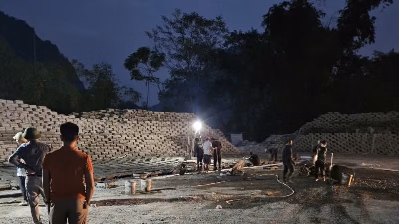 Các đơn vị thi công kè huy động nhân lực khắc phục hậu quả nước ngập trong chiều tối 5/11. (Ảnh: NGUYỄN HOÀNG)