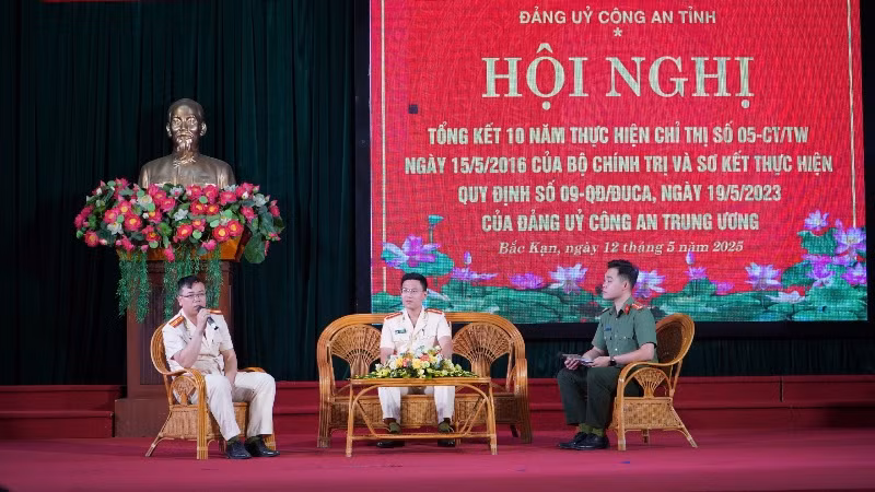 Các tập thể, cá nhân tiêu biểu chia sẻ về những cách làm hay tại hội nghị. (Ảnh: THÙY DƯƠNG)