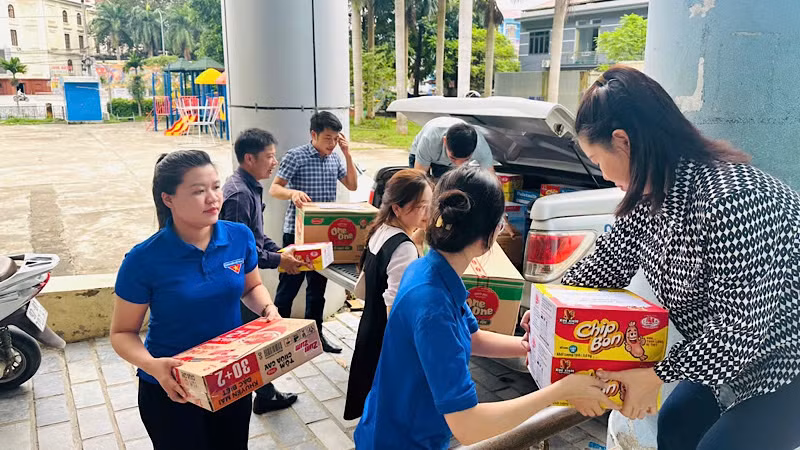 Tỉnh đoàn Bắc Kạn tiếp nhận, vận chuyển hàng cứu trợ cho vùng lũ Nam Cường, huyện Chợ Đồn. (Ảnh: TIẾN TRÌNH)