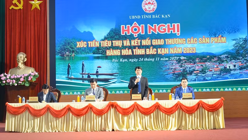 Lãnh đạo tỉnh Bắc Kạn giải đáp các kiến nghị của các đơn vị. (Ảnh: TUẤN SƠN)